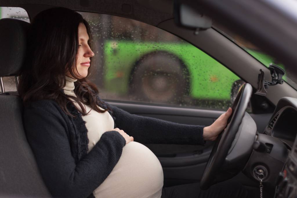 Grávida dirigindo um carro