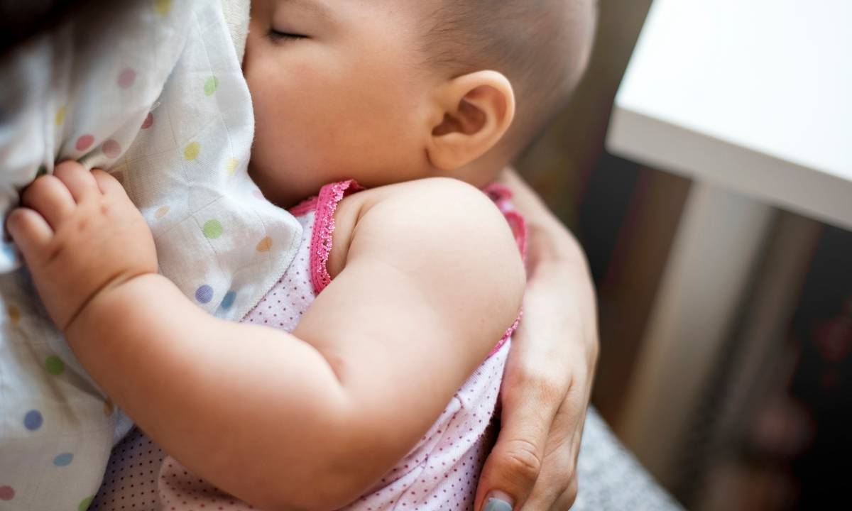 Mãe amamentando bebê