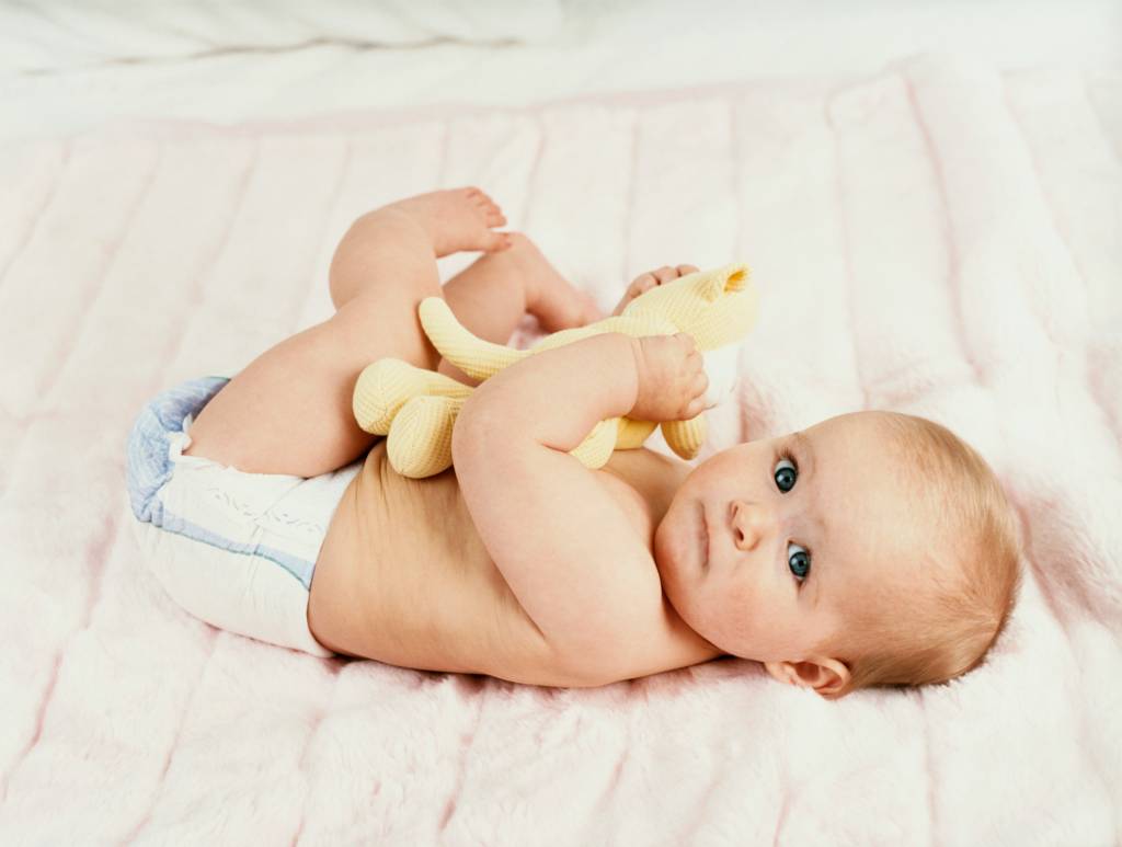 Bebê de oito meses com naninha