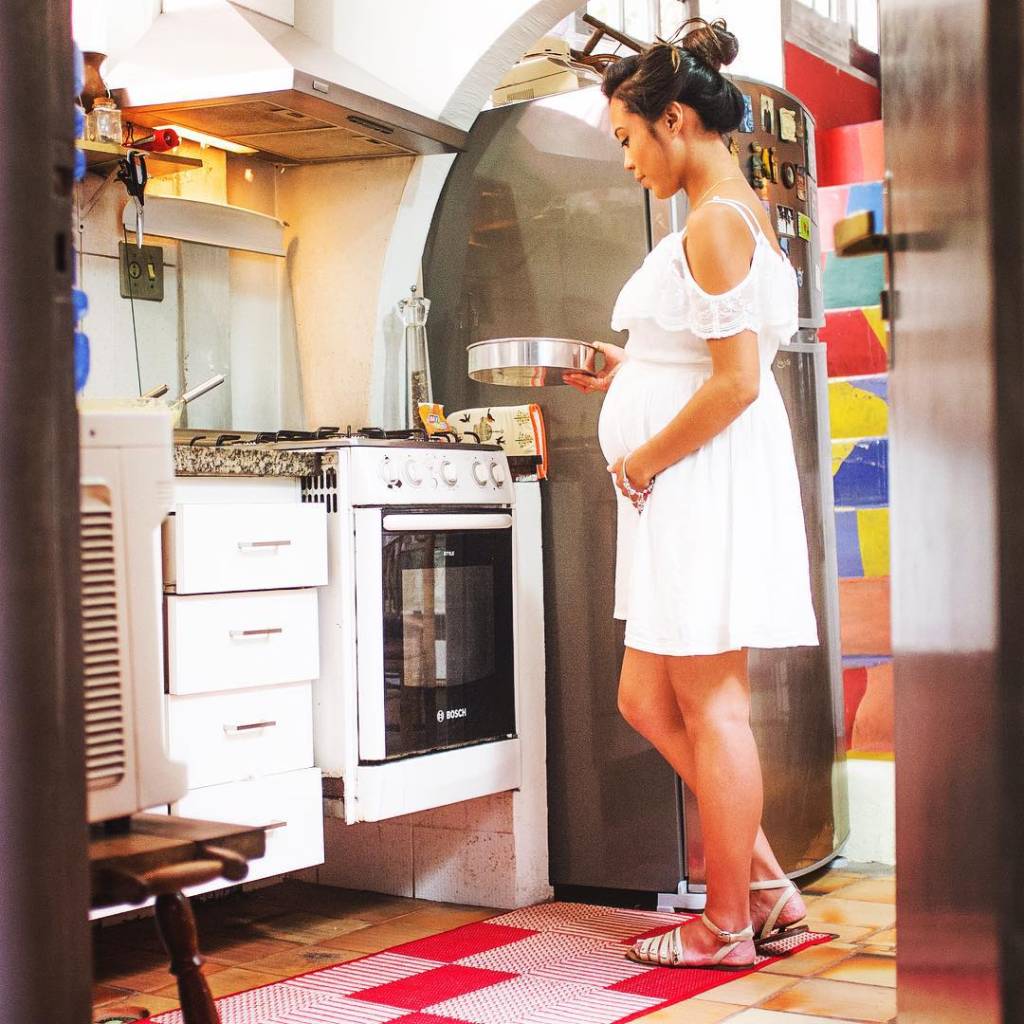 Reprodução Instagran/@sabrinakanai Sabrina Kanai cozinhando grávida