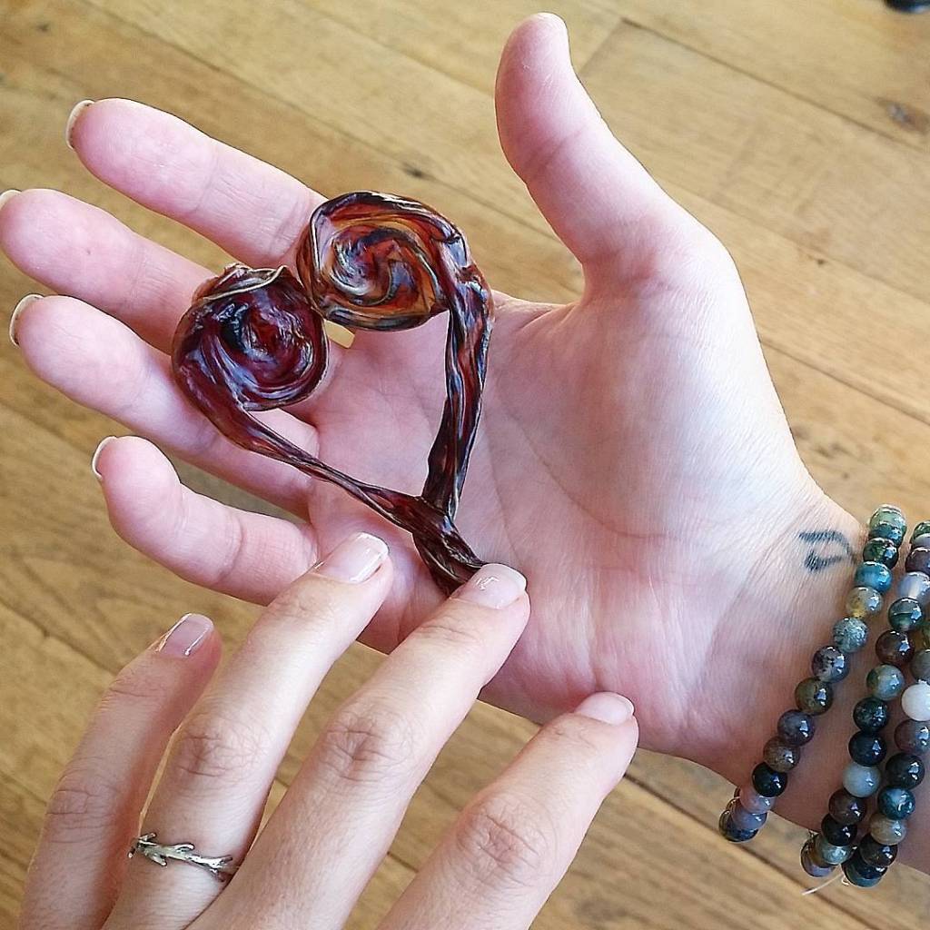 Mães estão fazendo obras de arte com cordão umbilical