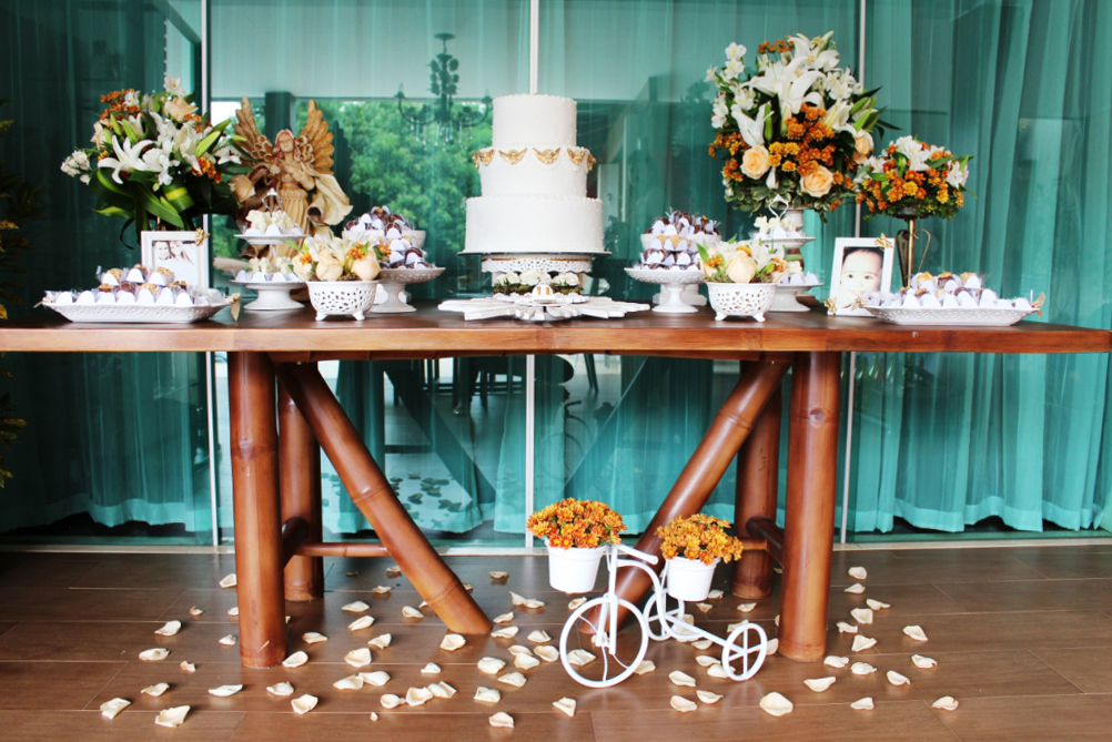 Batizado de menino com decoração sofisticada