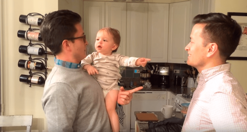 Bebês têm reações hilárias ao conhecerem o irmão gêmeo de seus pais