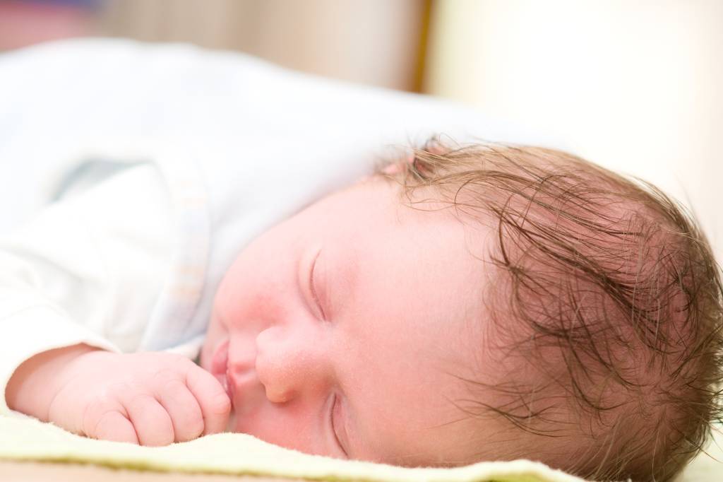 É normal os bebês terem queda de cabelo nos primeiros meses?