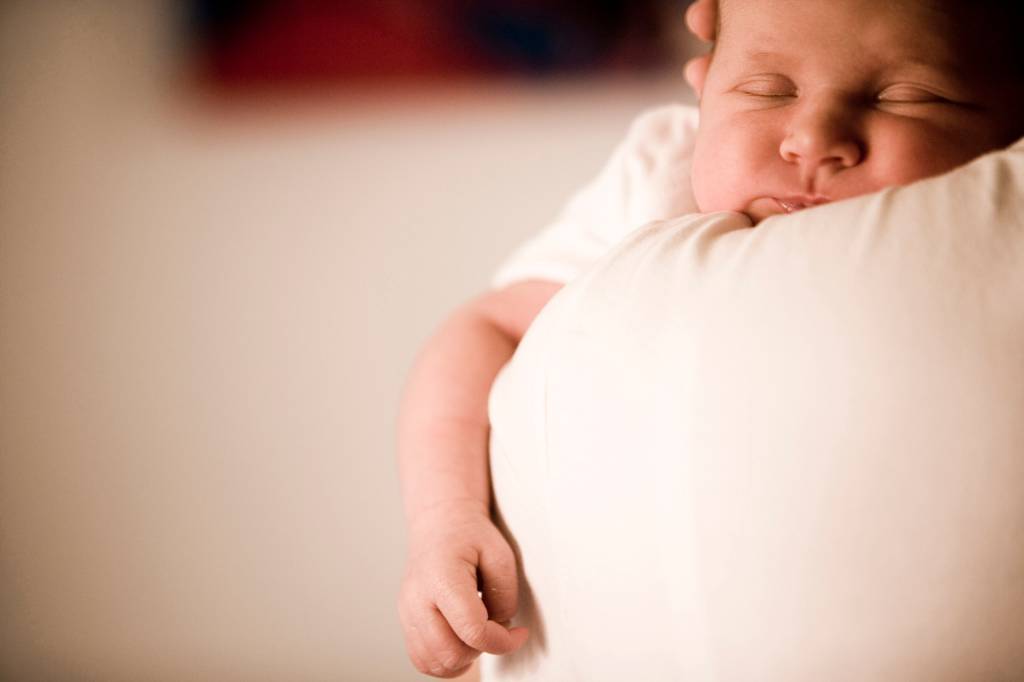 Mães de bebês com microcefalia terão licença-maternidade de 6 meses