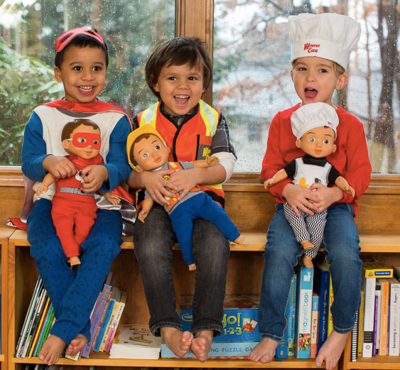 Mães criam bonecos para que seus filhos possam se identificar