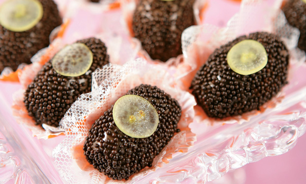Brigadeiro com uvas: cubra com chocolate granulado chumbinho