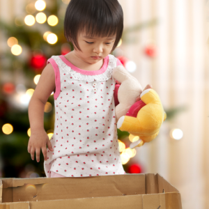 Menina doando brinquedos