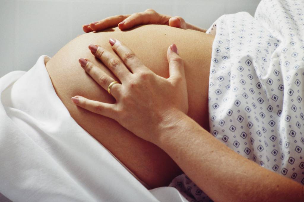 Mulher faz tanta força no parto que os olhos chegam a sangrar. Entenda!