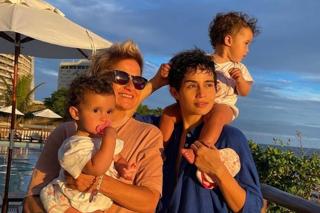 Nanda Costa e Lan Lanh com as filhas gêmeas no por do sol