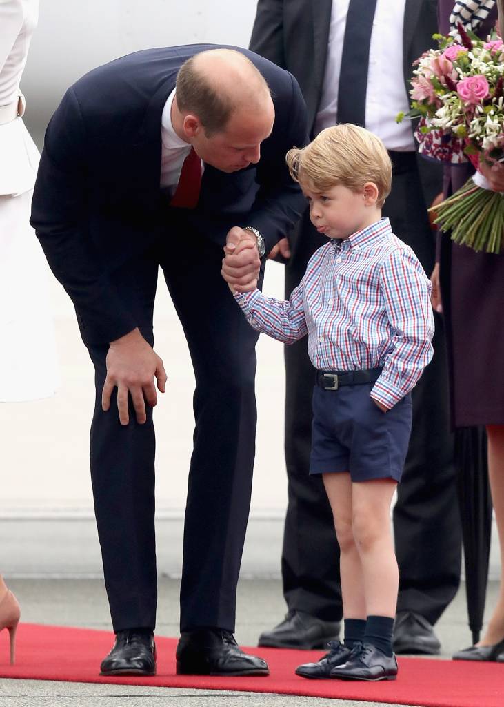 Príncipe William dá bronca em Geroge no aeroporto de Varsóvia