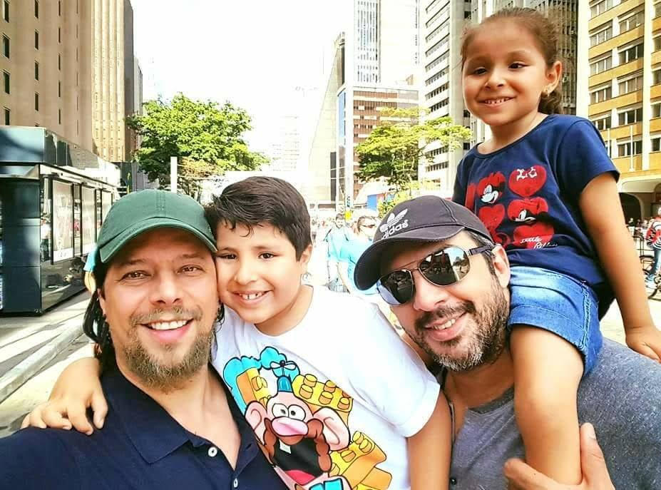 Dia dos Pais em dobro: a vida de uma família com dois pais