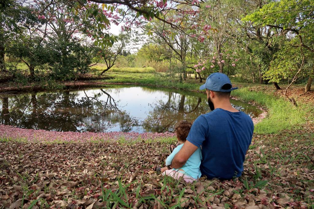 Fernando Strombeck com a filha na natureza