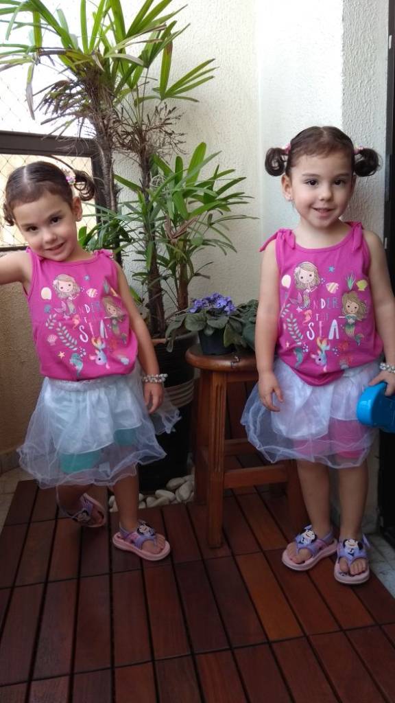 Ester e Lara com 3 anos.