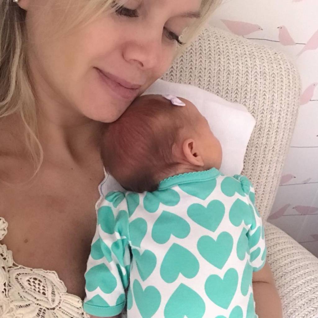 Eliana comemora o terceiro mês de vida de Manuela com foto fofa