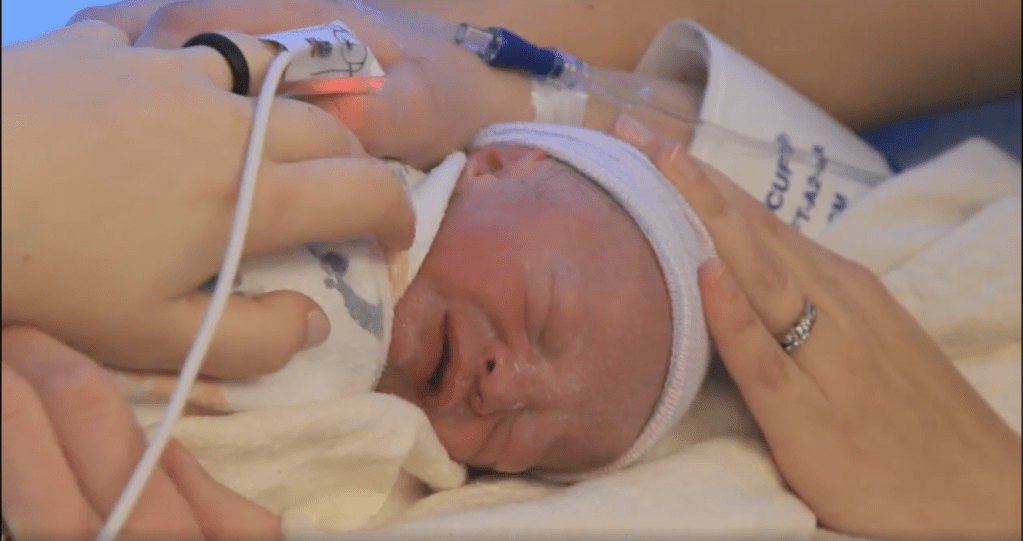 Após transplante de útero, mulher dá à luz bebê saudável nos EUA