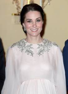 Kate Middleton marca a barriga da 3ª gravidez em vestido de gala