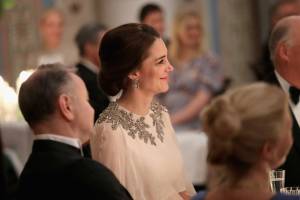 Kate Middleton marca a barriga da 3ª gravidez em vestido de gala