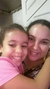 Mãe e filha juntas, abraçadas, posando para uma selfie