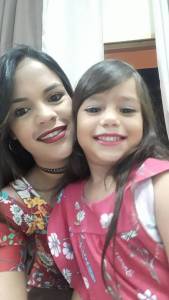 Mãe e filha paradas em pose na foto