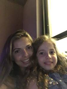 Mãe e filha loiras, parecidas, posando para a foto juntas sorrindo