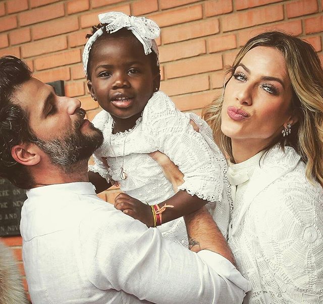 Gioh Ewbank e Bruno Gagliasso: "Titi se reconhece na boneca negra"