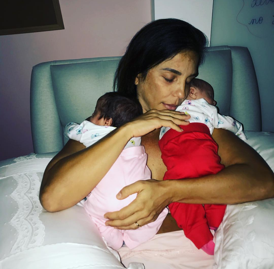 Ivete Sangalo compartilha foto com as gêmeas Marina e Helena