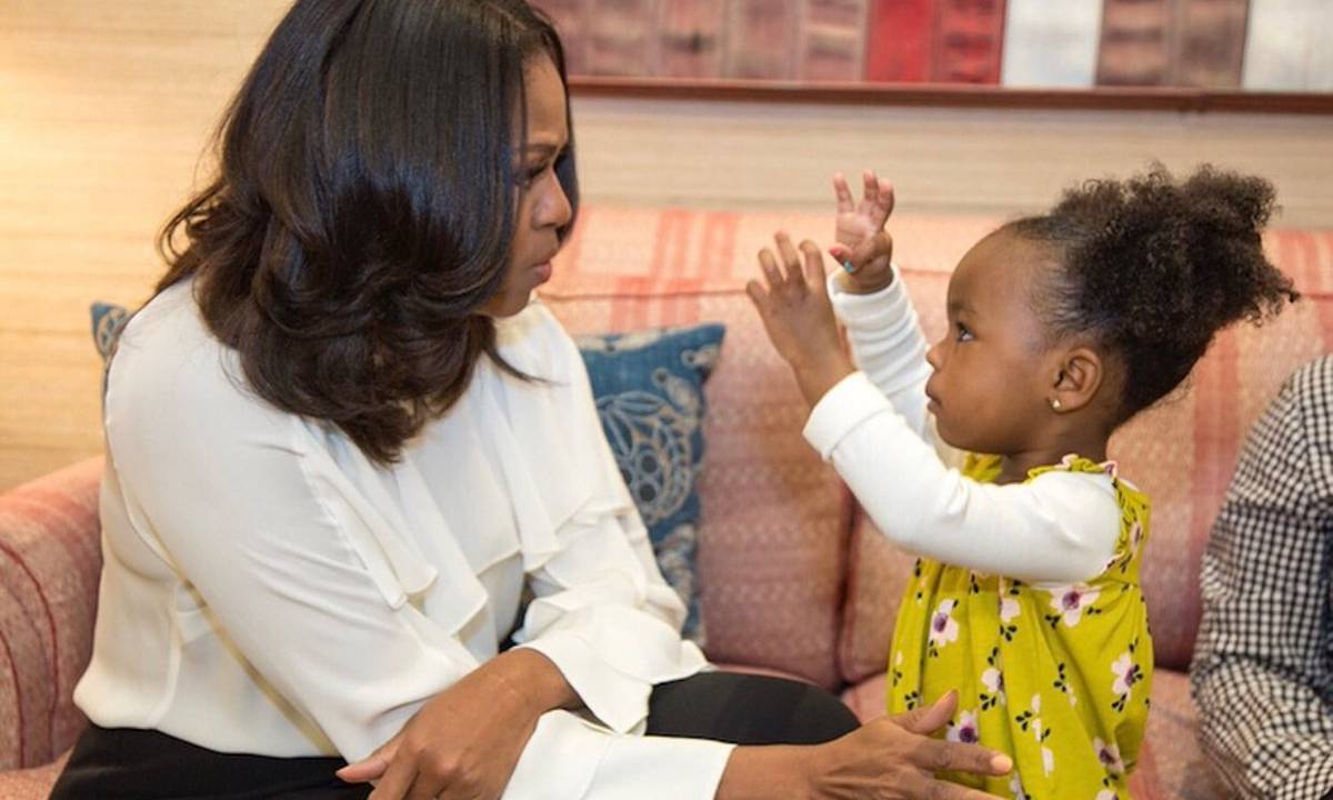 Menina que admirou retrato de Michelle Obama se encontra com ela