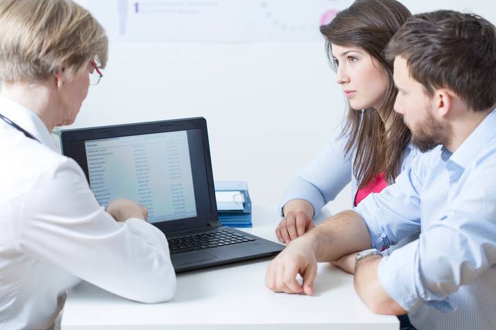 médica e casal em consulta médica e casal em consulta