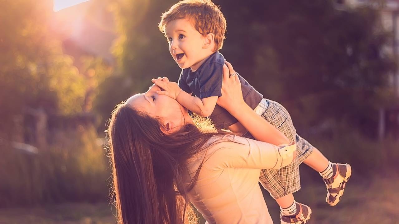 Mãe com o filho no colo - carta às mães de meninos