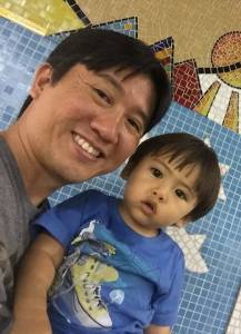 Pai e filho japoneses, posando para uma selfie juntos