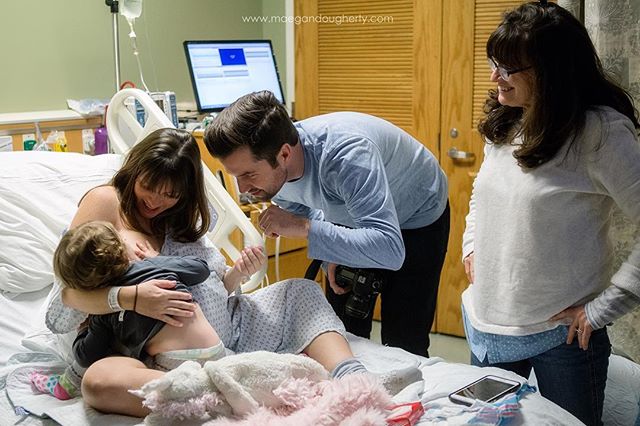 Foto mostra mãe amamentando filho mais velho durante o trabalho de parto