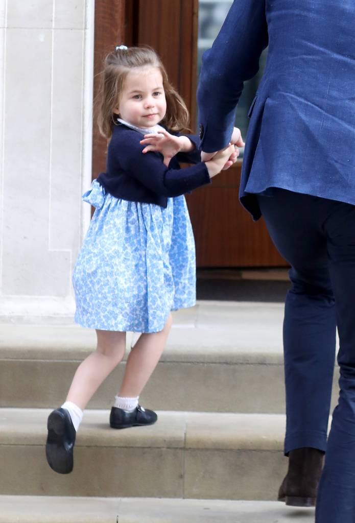 Princesa Charlotte indo visitar o irmão caçula recém-nascido Princesa Charlotte indo visitar o irmão caçula recém-nascido