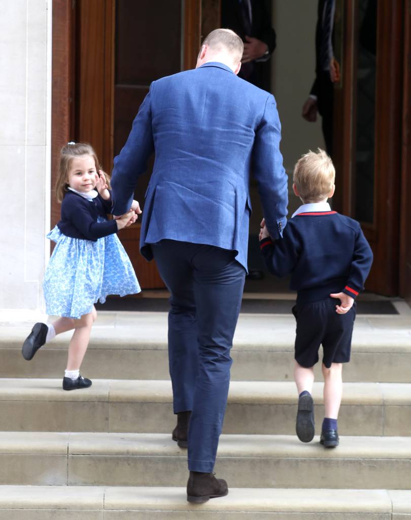 Príncipe William leva George e Charlotte para conhecerem o irmão caçula Príncipe William leva George e Charlotte para conhecerem o irmão caçula