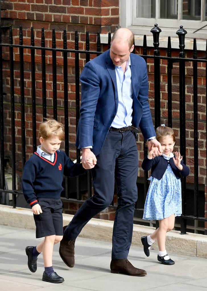 Príncipe William leva George e Charlotte para conhecerem o irmão caçula Príncipe William leva George e Charlotte para conhecerem o irmão caçula