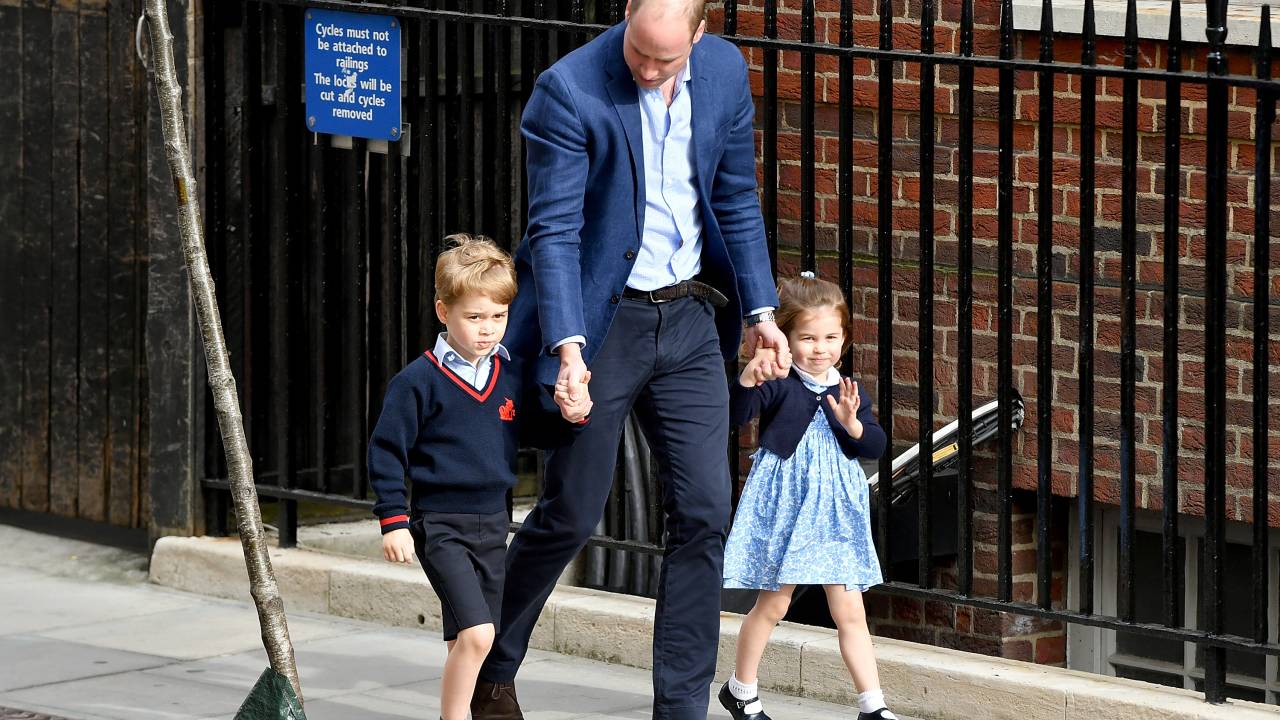 Príncipe William leva George e Charlotte para conhecerem o irmão caçula na maternidade Lindo Wing