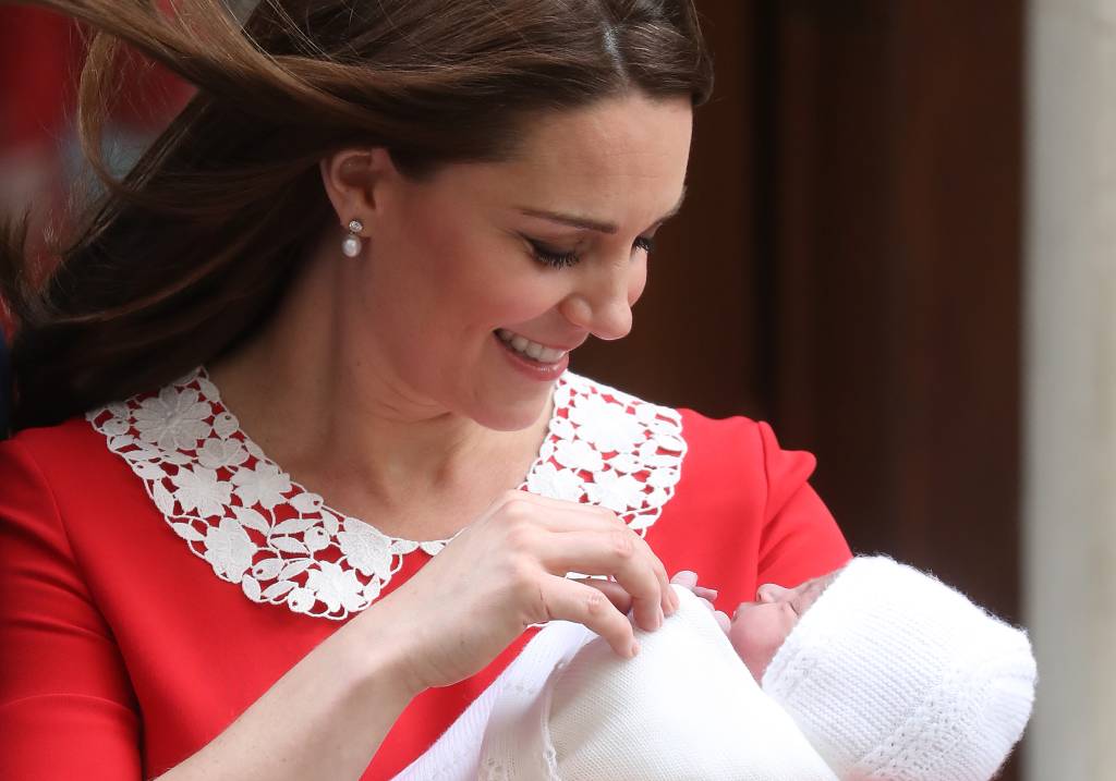 Príncipe Louis, filho de Kate Middleton e William, é batizado em Londres