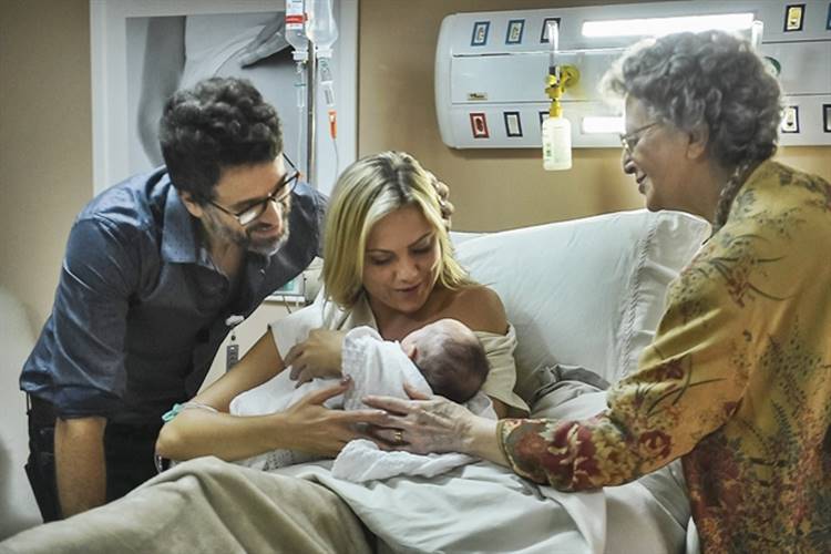 Novela "O Outro Lado do Paraíso" faz retratação sobre amamentação cruzada