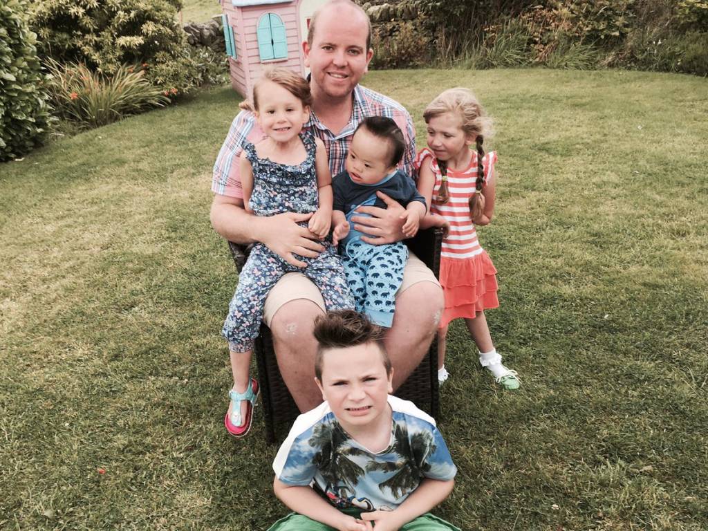 A história do pai solo que adotou 4 crianças com necessidades especiais