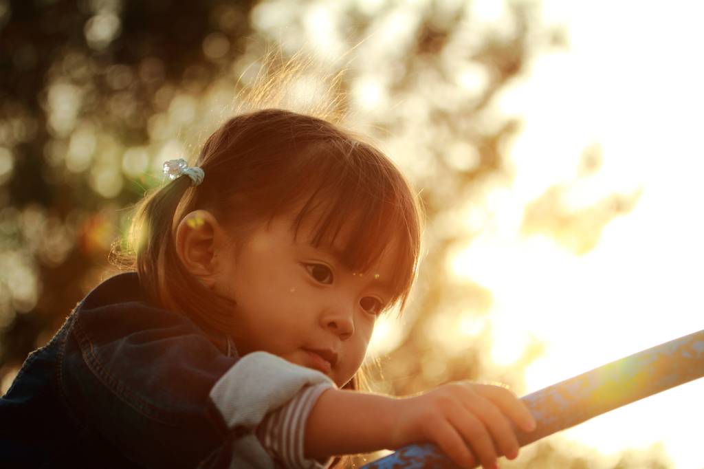 Menina brincando no parque - autismo