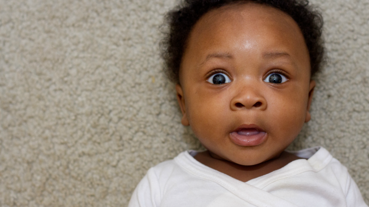 Bebês preferem ouvir sons de outros bebês do que dos pais, aponta estudo