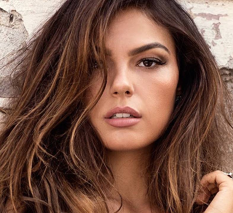 Isis Valverde mostra barriguinha aos cinco meses de gestação