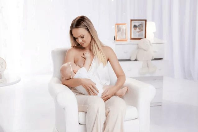 Eliana aparece amamentando Manuela em campanha de doação de leite materno