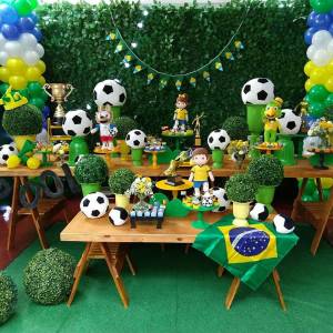 Decoração baseada em Copa do Mundo, com balões verde e amarelo