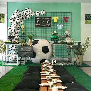 Decoração baseada em Copa do Mundo, com balões em formato de bolas