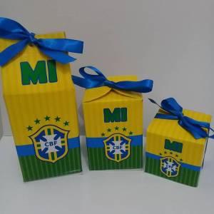 Lembrancinha de copa do mundo em formato de caixinha com laço azul com o emblema da seleção