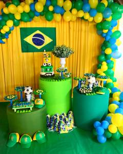 Decoração baseada em Copa do Mundo, com balões verde e amarelo