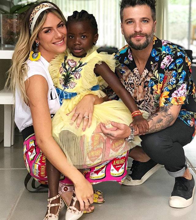Titi escolhe para sua festa vestido igual ao de Eva no bar mitzvá do irmão