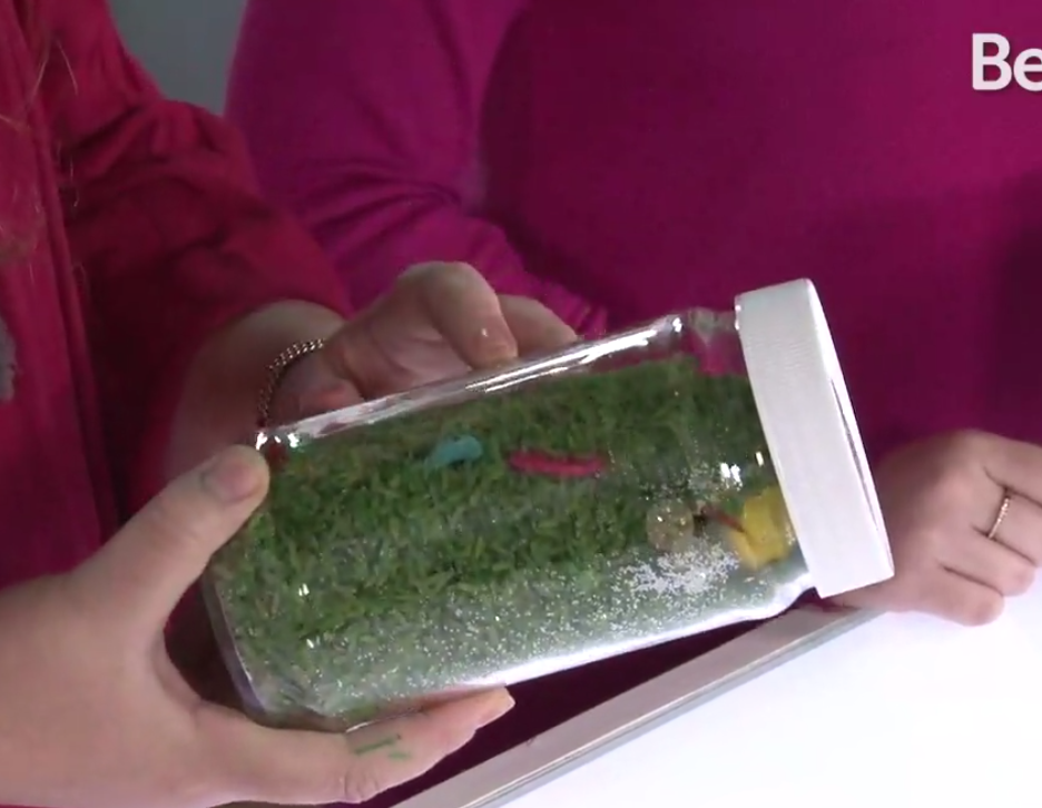 Aprenda a fazer garrafas sensoriais para divertir o seu filho