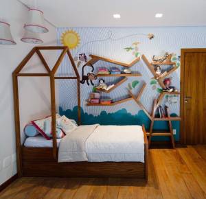 Quarto infantil decorado com madeira, lembrando florestas